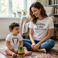 Raising A Little Gentleman – Passendes Set aus Baby-T-Shirt und Body/Mama-T-Shirt – (separat erhältlich)