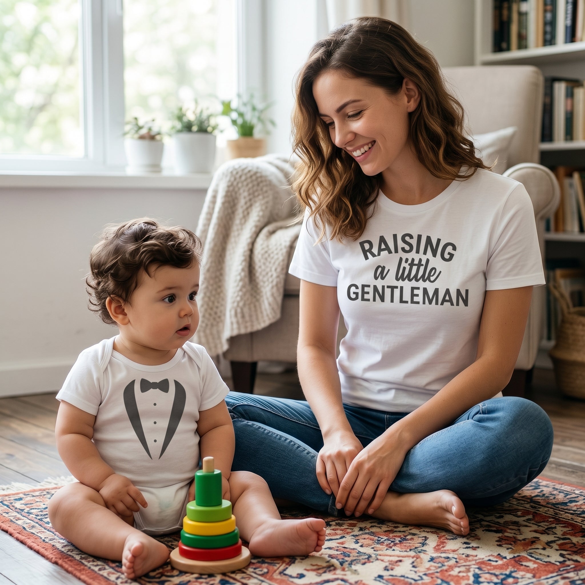 Raising A Little Gentleman – Passendes Set aus Baby-T-Shirt und Body/Mama-T-Shirt – (separat erhältlich)