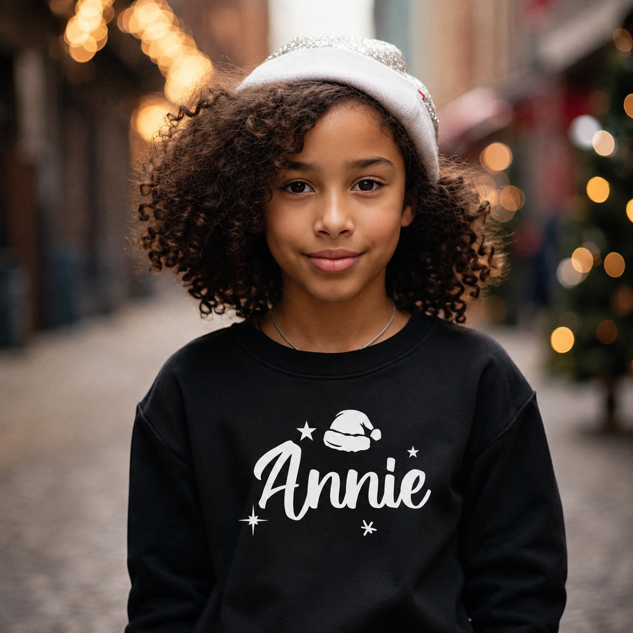 Personalisierter Weihnachtspullover mit Namen, Sternen und Mütze – Weihnachtspullover-Sweatshirt – Alle Größen – (separat erhältlich)