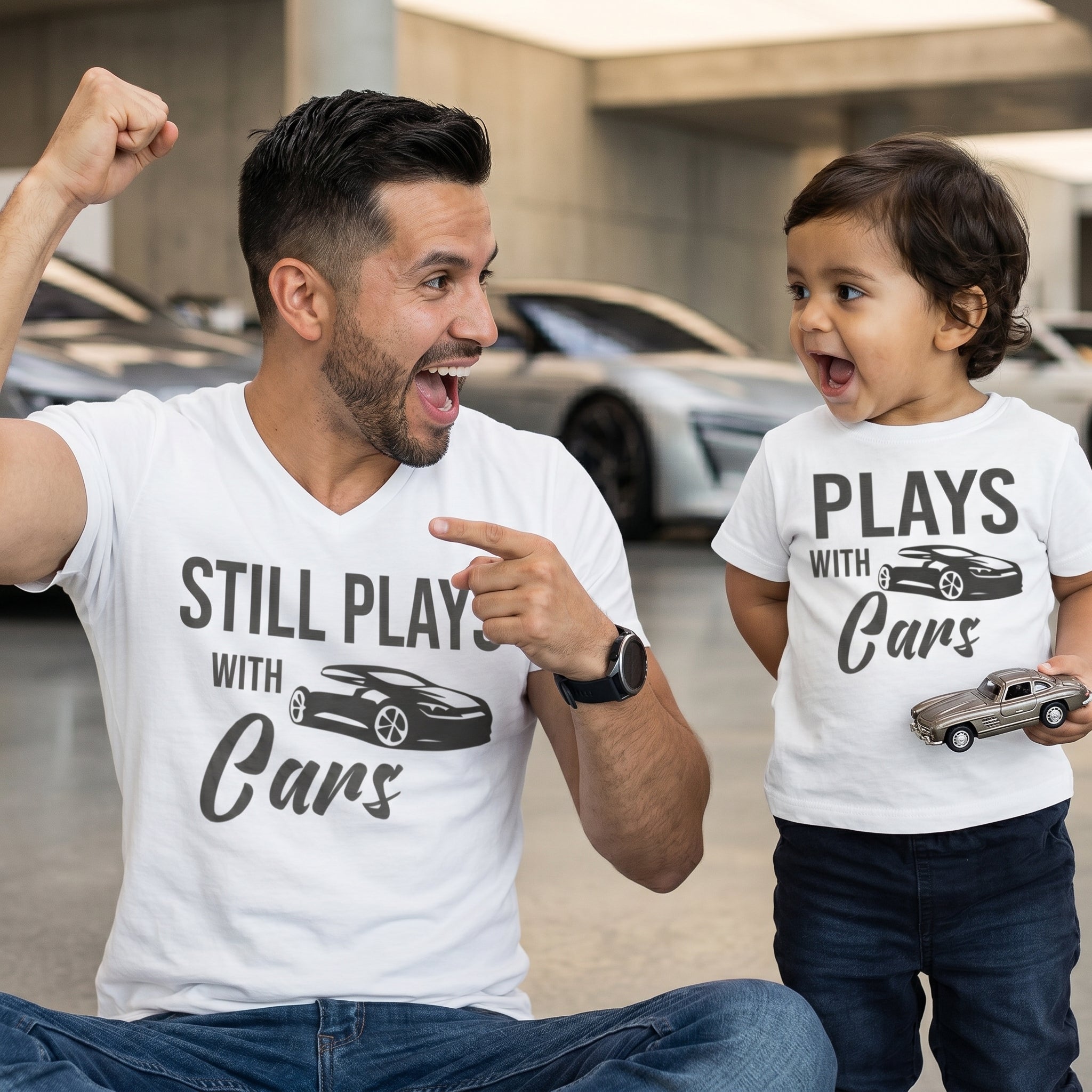 Spielt immer noch mit Autos – T-Shirt und Bodysuit/T-Shirt – (separat erhältlich)